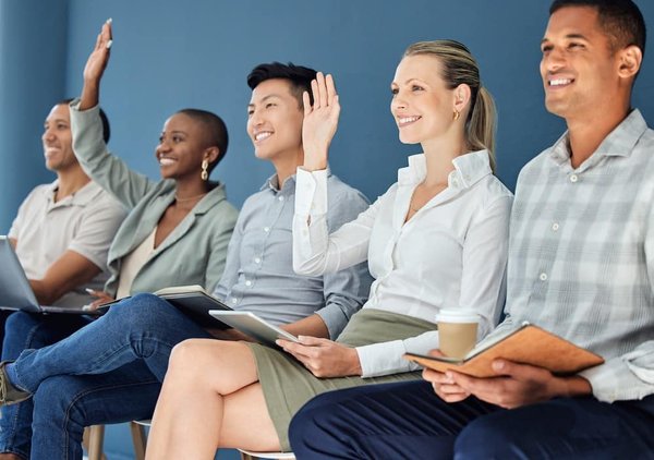 Comment mettre en place des conseils consultatifs de quartier pour permettre aux résidents de contribuer à la prise de décision sur les projets locaux ?