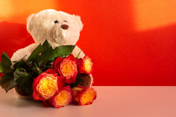 Ours en roses : le symbole d'amour qui dure éternellement